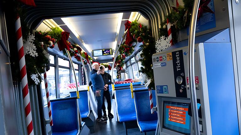 Christkindltram in München       -  Noch ist die Christkindl-Tram bis auf die MVG-Mitarbeiter vor der ersten Fahrt durch die Innenstadt leer.
