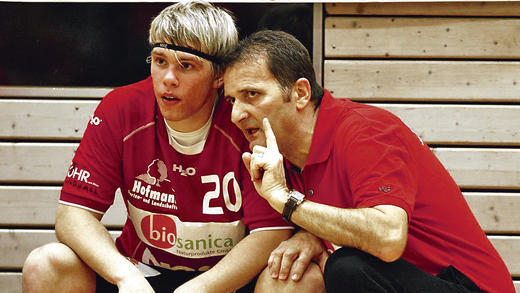 Aufmerksamer Zuhörer: Marius Rahtz lauscht den Anweisungen seines Trainers Frantisek Fabian (rechts).