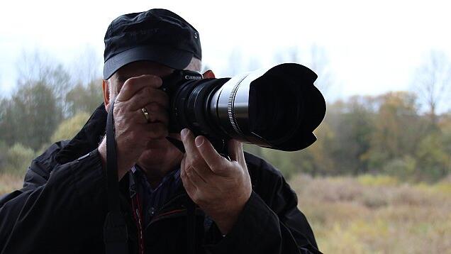 Auf der Jagd nach dem perfekten Schnappschuss: Bernhard Müller im Vogelschutzgebiet Garstadt.