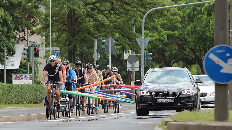 Im Fahrradkorso durch die Ignatz-Schön-Straße: Der ADFC Schweinfurt nahm den Tag der Verkehrssicherheit 2019 zum Anlass, um auf den mangelnden Überholabstand im Straßenverkehr aufmerksam zu machen. Radfahrer klemmten sich Poolnudeln auf den Gepäckträger, um Autos dazu zu bewegen, genügend Abstand zu halten. Im Fahrradkorso durch die Ignatz-Schön-Straße: Der ADFC Schweinfurt nahm den Tag der Verkehrssicherheit 2019 zum Anlass, um auf den mangelnden Überholabstand im Straßenverkehr aufmerksam zu machen. Radfahrer klemmten sich Poolnudeln auf den Gepäckträger, um Autos dazu zu bewegen, genügend Abstand zu halten.