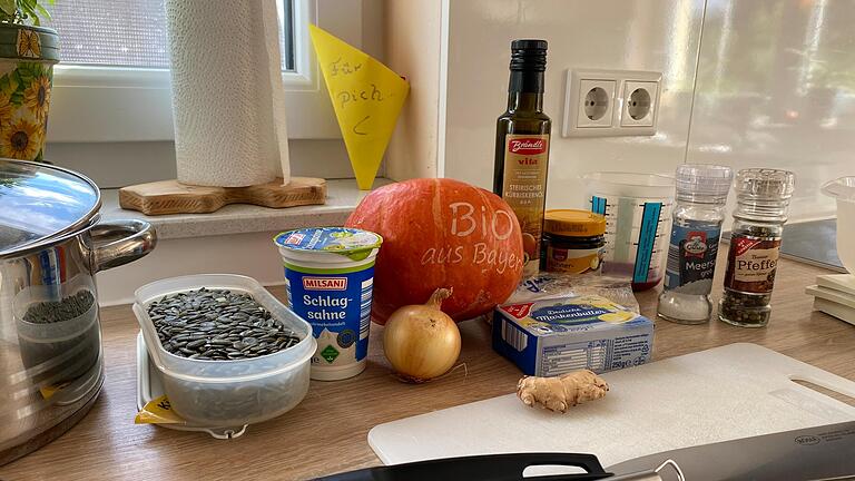 Mehr braucht es nicht: Die Zutaten für eine Kürbissuppe wie bei Oma. Mehr braucht es nicht: Die Zutaten für eine Kürbissuppe wie bei Oma.