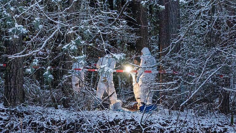 Vermisste 49-Jährige - Polizei findet weibliche Leiche       -  In einem Waldstück bei Alfeld - wenige Kilometer vom Wohnort der Vermissten aus Pommelsbrunn entfernt - fand die Polizei menschliche Überreste einer weiblichen Leiche.