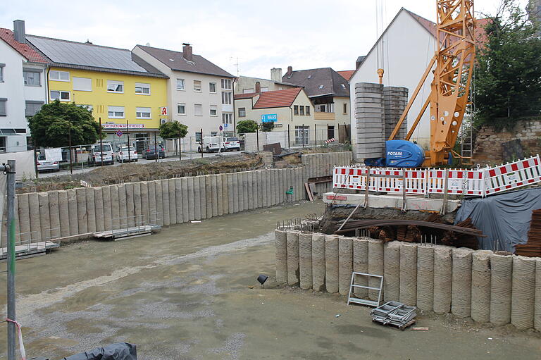 Der Platz für die geplante Tiefgarage&nbsp; des neuen Hotels 'Wilder Mann' in Gerolzhofen ist bereitet. Doch die Arbeiten gehen nur sehr zäh voran.