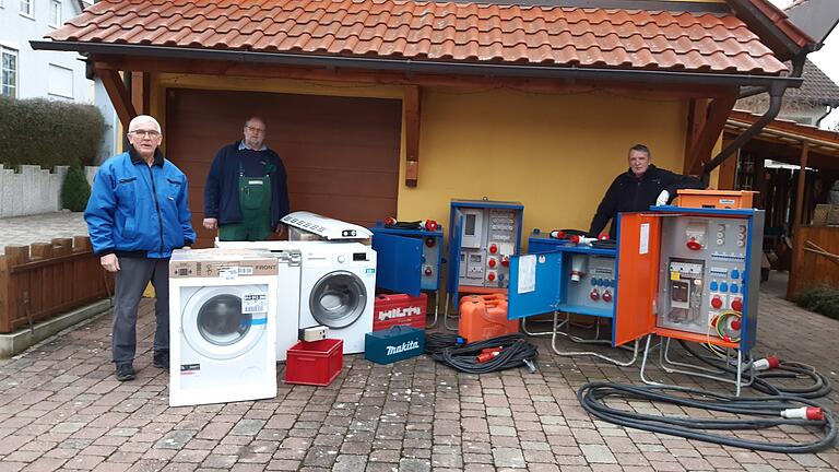 Die Veteranenfreunde Herlheim transportierten wieder zahlreiche Elekrogeräte ins Ahrtal. Im Bild die Vorstandsmitglieder (von links) Hermann Kopp, Edgar Hauck und Ewald Kopp mit Transportgut.