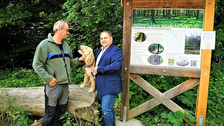 Über die Nominierung 'Deutscher Waldpreis 2022' in den Kategorien 'Waldbesitzer des Jahres' und 'Förster des Jahres' freuen sich Bürgermeister Günther Koser mit Hund Teddy und Förster Martin Volkmann-Gebhardt. Über die Nominierung 'Deutscher Waldpreis 2022' in den Kategorien 'Waldbesitzer des Jahres' und 'Förster des Jahres' freuen sich Bürgermeister Günther Koser mit Hund Teddy und Förster Martin Volkmann-Gebhardt.