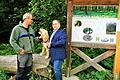 Über die Nominierung 'Deutscher Waldpreis 2022' in den Kategorien 'Waldbesitzer des Jahres' und 'Förster des Jahres' freuen sich Bürgermeister Günther Koser mit Hund Teddy und Förster Martin Volkmann-Gebhardt.
