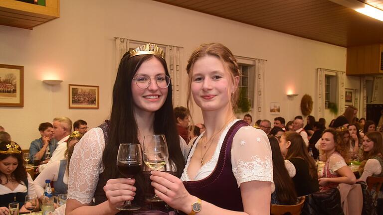 Emma Schmidt (links) ist die neue Weigenheimer Weinprinzessin. Ihre Vorgängerin Lena Markert wünschte ihr eine schöne Amtszeit.