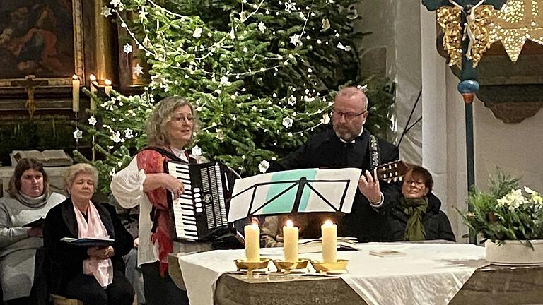 Tanja Voß mit dem Akkordeon und Martin Voß an der Gitarre beim Weinnachtssingen. Tanja Voß mit dem Akkordeon und Martin Voß an der Gitarre beim Weinnachtssingen.