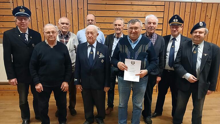 Im Bild die Geehrten der Soldaten- und Reservistenkameradschaft Mönchstockheim. Im Bild von links: Anton Konrad (stellv. Vorsitzender), Edgar Nüßlein, Karl Ziegler, Peter Langhammer, Erich Radimirsky, Günter Büttner, Josef Back, Josef Rippstein, Manfred Grimme (Vorsitzender), Gerd Radimirsky (Kreisvorsitzender).