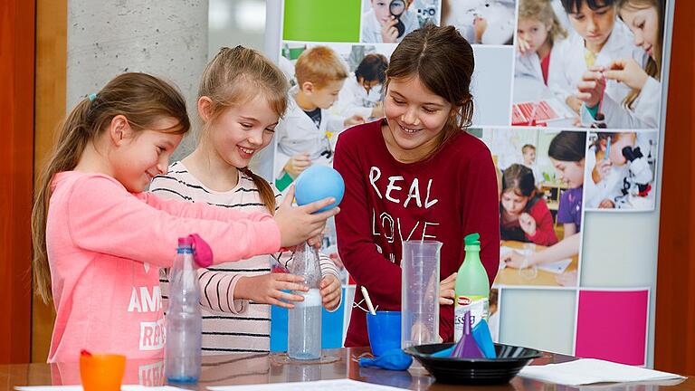 Die in Würzburg ansässige „Initiative Junge Forscherinnen und Forscher“ besucht bayernweit Schulen und will mit Experimenten die Begeisterung für Naturwissenschaft und Technik fördern. Die in Würzburg ansässige „Initiative Junge Forscherinnen und Forscher“ besucht bayernweit Schulen und will mit Experimenten die Begeisterung für Naturwissenschaft und Technik fördern.