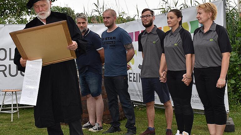 Noch sind alle trocken. Werner Enke schlüpfte auf der Wiese neben der Disharmonie in die Rolle des Gautschmeisters, der den Gautschbrief verlas. Gegautscht wurden Manuel Körber, Udo Rippstein, Bastian Klüh, Nataliya Kuchma und Anna Helmbrecht.