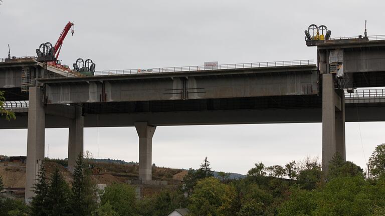 Blick auf die Talbrücke der A3 bei Würzburg-Heidingsfeld am Sonntagmorgen um 9.45 Uhr. Aufgrund von Problemen stockte das Vorhaben, das erste, rund 80 Meter lange und etwa 2000 Tonnen schwere Teilstück der alten utobahnbrücke, abzulassen. Nach einigen Verzögerungen ging es am späten Vormittag dann aber weiter.