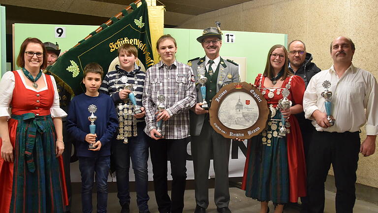 Die Königsfamilie 2019 der SG Fortuna Röttingen: (von links) Schützenmeisterin Marion Lechner, Fahnenträger Anton Lang, Ritter Jakob Reuß, Schützenkönig Noah Wiehl, Ritter Tobias Strupp, Ritter Georg Hubert, Schützenkönigin Juliane Englert und Ritter Frank Uttinger, dahinter Bürgermeister Martin Umscheid.