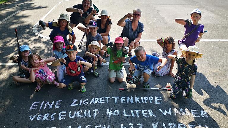 Nach der Aktion wollten die Kinder mit diesem Schriftzug auch auf dem Gehweg vor ihrem Haus auf das Problem der achtlos weggeworfenen Kippen hinweisen.