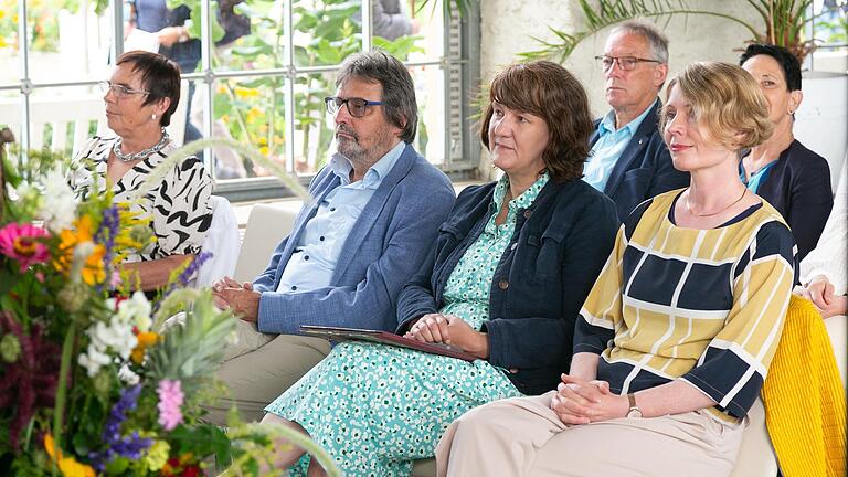 (von links nach rechts) zu sehen: Monika Menth (Leiterin Schlossverwaltung Weikersheim), Armin Waldbüßer MdL (Grüne), Gisela Splett (Staatssekretärin für Finanzen Baden-Württemberg) und Patricia Alberth (Geschäftsführerin Staatliche Schlösser und Gärten Baden-Württemberg).