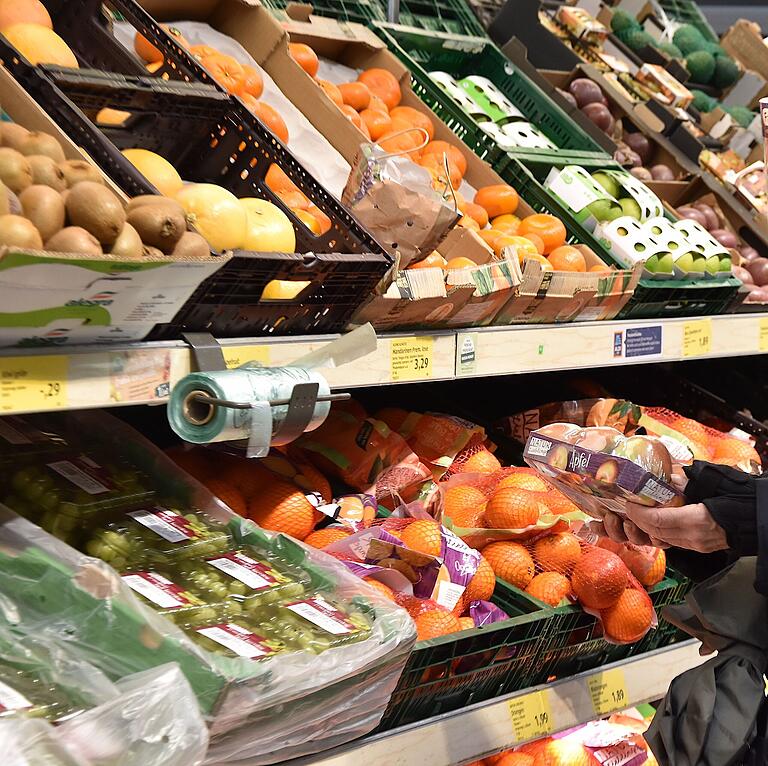 Anna P. kann sich höchstens einmal in der Woche frisches Obst und Gemüse aus dem Discounter leisten. Anna P. kann sich höchstens einmal in der Woche frisches Obst und Gemüse aus dem Discounter leisten. 