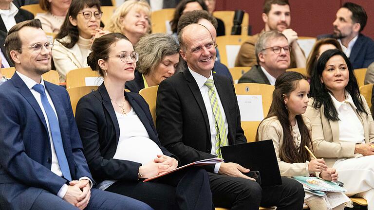 Neupräsident Jean Meyer (links) und sein Vorgänger Robert Grebner mit ihren Ehefrauen und Tochter. Auch den Partnerinnen wurde für Verständnis und Unterstützung im Sinne der TH gedankt.&nbsp;