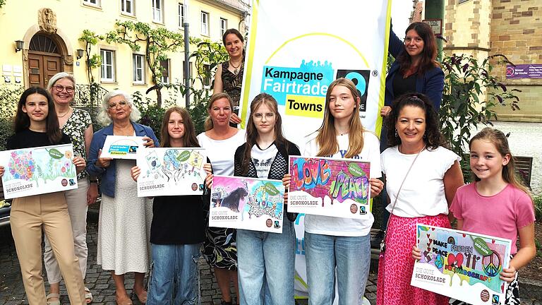 Sie werben für Frieden und faire Schokolade: Erisa Doci (Klasse 6b, Rathenau-Gymnasium),
Claudia Markert (Rathenau-Gymnasium), Zweite Bürgermeisterin Sorya Lippert, Hanna Gehles (Klasse 5b, Montessori-Schule), Carolin Sauer (Olympia-Morata-Gymnasium), Heike Schirmer da Fonseca (Montessori-Schule), Anna Stock (Klasse 10a Olympia-Morata-Gymnasium), Merle Staack (Klasse 7b Olympia-Morata-Gymnasium), Andrea Schmidt (Geschäftsstellenleiterin der Lokalen Agenda 2030), Carina Thorwarth (Sattler-Realschule) und Pia Lunz (Klasse 5d Sattler-Realschule).