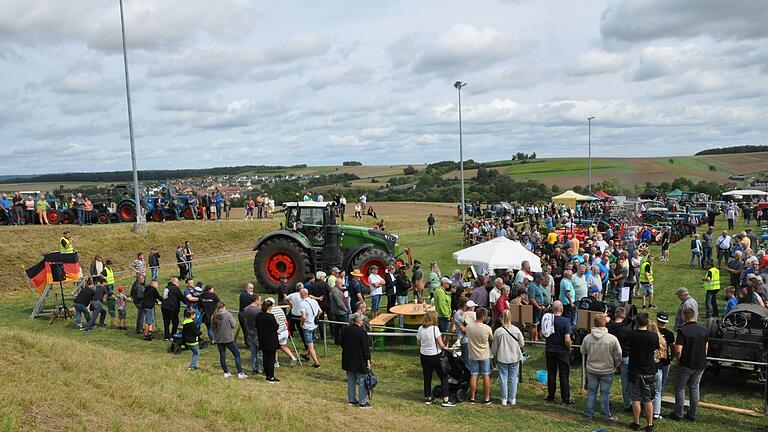 Beim Bulldog-Oldtimertreffen in Kleinsteinach kam es zu einem Zwischenfall, der einen Polizeieinsatz auslöste und zum vorzeitigen Abbruch des Festes führte.