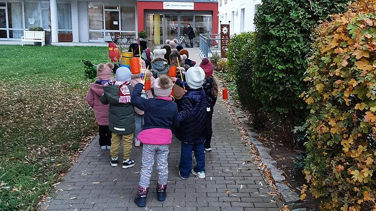 Die Kinder auf dem Weg zum Seniorenheim der AWO.