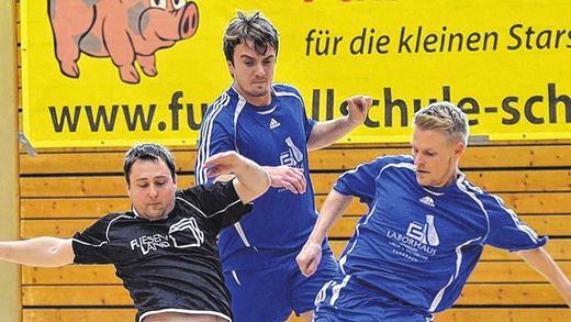 Kampf um die Kugel: Der ASV Rimpar (links Jens Bausenwein) unterlag im Halbfinale dem späteren Sieger SV Euerbach/Kützberg (rechts Danny Djalek) unglücklich im Sechsmeterschießen. Kampf um die Kugel: Der ASV Rimpar (links Jens Bausenwein) unterlag im Halbfinale dem späteren Sieger SV Euerbach/Kützberg (rechts Danny Djalek) unglücklich im Sechsmeterschießen.
