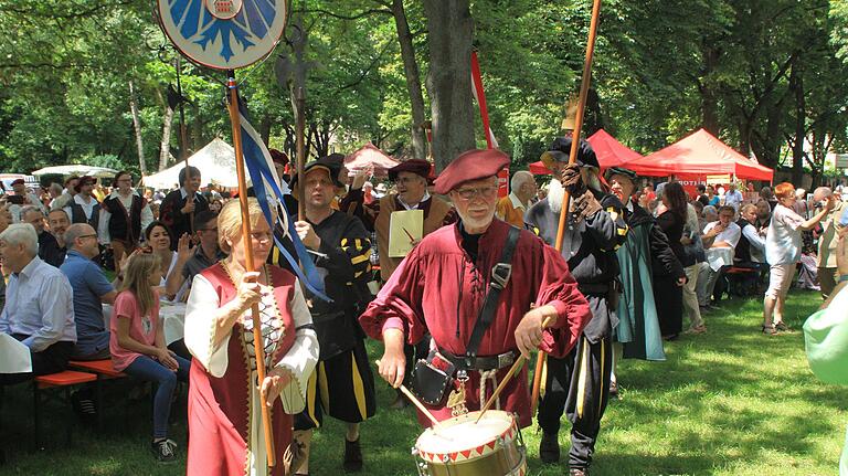 Barden und Walpucantes ziehen beim Walpurgisgericht Oberndorf mit einem Umzug ein.