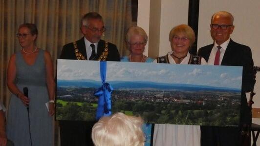 Beim Festabend zum Partnerschaftsjubiläum Bad Neustadt-Pershore überreichte Bürgermeister Bruno Altrichter (rechts) Bürgermeister Chris Parsons (2. von links) ein Panoramabild von Bad Neustadt. Mit auf dem Bild Gabi Gröschel (2. von rechts).