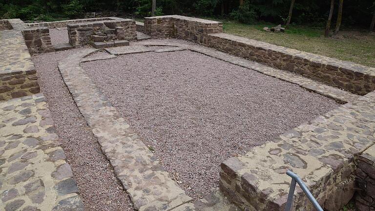 Die Ruine von Einsiedel wurde freigelegt und die Grundrisse der Gebäude deutlich gemacht.