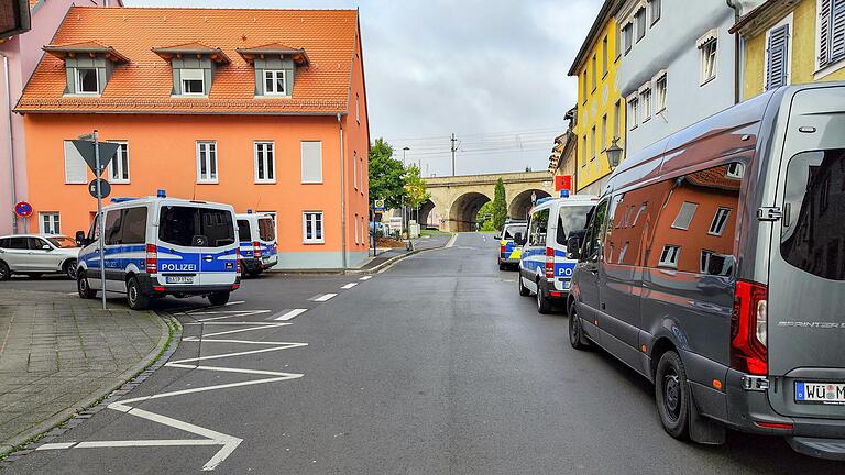 Gravierenden Missständen in der Pflege waren am Donnerstag Ermittler in Kitzingen auf der Spur. Sie vertrauten auf Tipps eines neuen Hinweissystems der Zentralstelle für Korruption im Gesundheitswesen. Gravierenden Missständen in der Pflege waren am Donnerstag Ermittler in Kitzingen auf der Spur. Sie vertrauten auf Tipps eines neuen Hinweissystems der Zentralstelle für Korruption im Gesundheitswesen. 