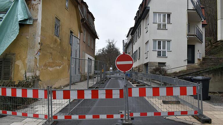 Die Bürger haben wegen der Sperrung des Hauses in Bad Neuhaus aktuell das Nachsehen. Ein Umstand, der den Stadtrat besonders verärgerte.