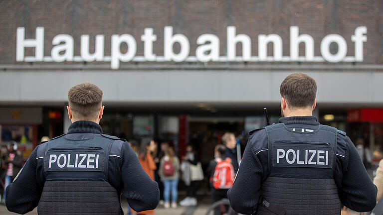 Polizei am Duisburger Bahnhof       -  Polizisten der Bundespolizei stehen vor dem Duisburger Hauptbahnhof. Mehrere verdächtige Gegenstände wurden im Duisburger Hauptbahnhof gefunden. Die Polizei sperrt daraufhin den Bahnhof komplett.