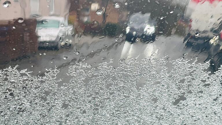 Am späten Dienstagvormittag taute der zarte Schnee in Würzburg langsam auf uns hinterließ Nässe und Feuchtigkeit.