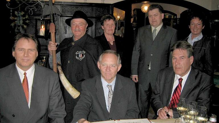 Wolfgang Schäuble, damals stellvertretender Vorsitzender der CDU/ CSU-Bundestagsfraktion, beim Eintrag ins Goldene Buch der Stadt Prichsenstadt im Jahr 2003. Rechts Michael Glos und seine Frau Ilse, links der damalige Bürgermeister Adolf Falkenstein. Hinten (von links) Nachtwächter Willi Eich, Zweite Bürgermeisterin Christa Röll-Bieber und Dritter Bürgermeister Harald Eger.