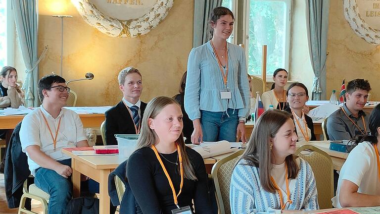 Schülerinnen und Schüler der Q12 des FLSH Schloss Gaibach gestalteten im Rahmen eines Planspiels internationale Politik. Schülerinnen und Schüler der Q12 des FLSH Schloss Gaibach gestalteten im Rahmen eines Planspiels internationale Politik.