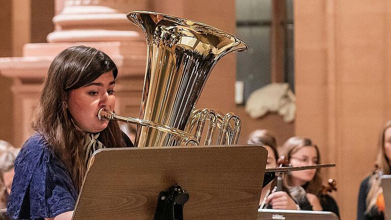 Musikpreisträgerin Ildem Kilincarslan beeindruckte die zahlreichen Gäste mit ihrem ausdrucksstarken und facettenreichen Spiel auf der Tuba, dem Instrument des Jahres 2024.