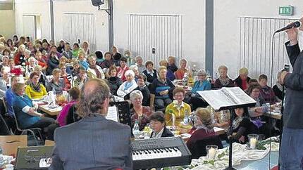 20. Frühstückstreffen für Frauen in der Altfelder Grafschaftshalle: Mit Christoph Zehendner war erstmals ein Mann zu Gast. Der christliche Liedermacher sprach und sang vor 245 Frauen.