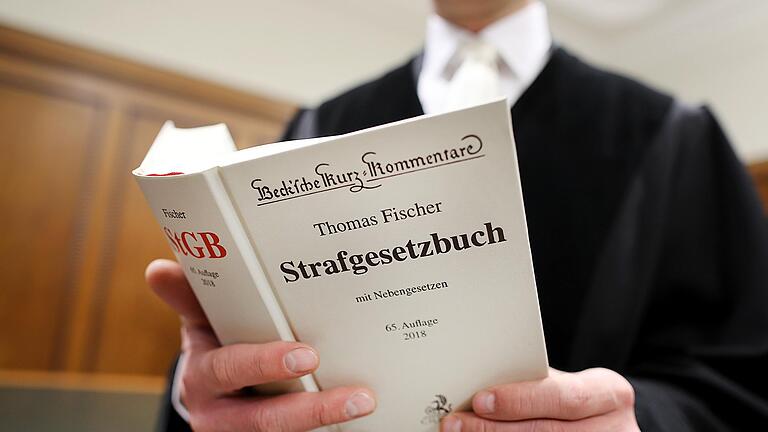 Noch reichen die Beweise nicht für ein Urteil: Im Prozess gegen zwei Würzburger wegen Mordversuch an einem Ingolstadter Gastwirt hat das Gericht fünf weitere Verhandlungstage angesetzt. Noch reichen die Beweise nicht für ein Urteil: Im Prozess gegen zwei Würzburger wegen Mordversuch an einem Ingolstadter Gastwirt hat das Gericht fünf weitere Verhandlungstage angesetzt.