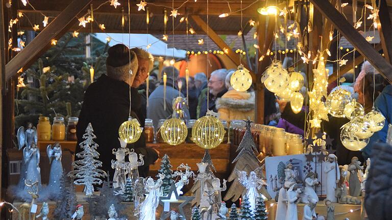 Die Auswahl reichte von Christbaumschmuck, Schnitzereien und Schmuck über Töpferwaren, Stoffbären und Zinnfiguren bis zu Krippenfiguren.