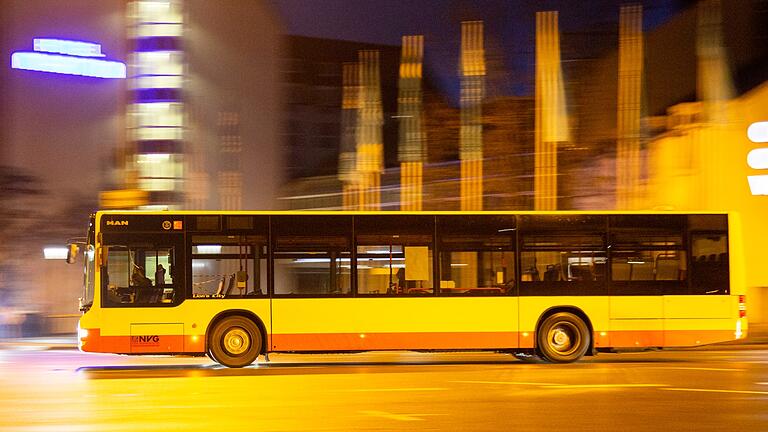 Ein junger Mann aus dem Würzburger Bahnhofsmilieu lud Bekannte zu einer Spritztour im gestohlenen Bus (Symbolfoto) ein.