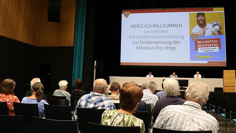 Gut 25 Interessierte, die meisten von ihnen Anwohner des Nikolaus-Fey-Wegs, waren zur Informationsveranstaltung in die Stadthalle gekommen, etwa 15 sahen sie sich über den Youtube-Kanal der Stadt im Internet an.