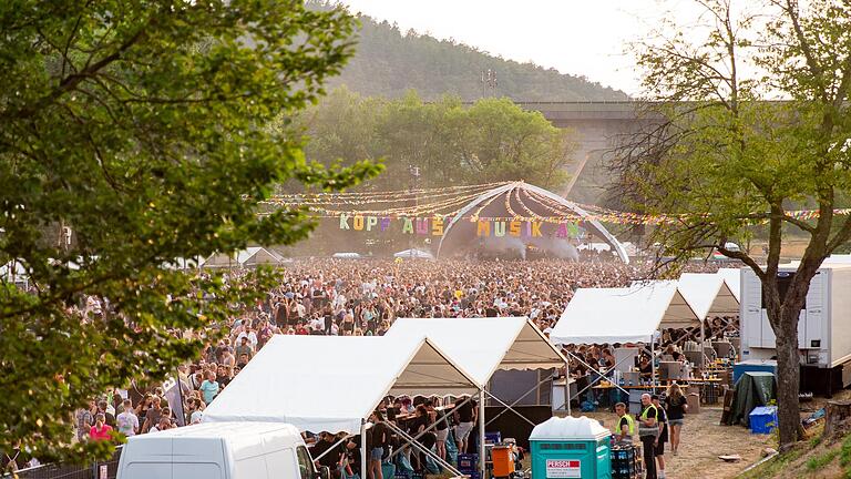 10.000 Menschen feierten auf der Tanzinsel in Gemünden mit Boris Brejcha: Die schönsten Fotos vom Festival