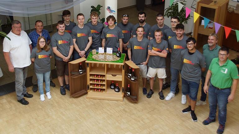 14 junge Schreinerinnen und Schreiner stellten am Samstag ihre Gesellenstücke zur Bewertung und bestanden allesamt die Prüfung. Zum Gruppenbild versammelten sie sich zusammen mit der Bewertungs-Jury um das Gesellenstück - einen Weinschrank - von Jana Hawelka. 14 junge Schreinerinnen und Schreiner stellten am Samstag ihre Gesellenstücke zur Bewertung und bestanden allesamt die Prüfung. Zum Gruppenbild versammelten sie sich zusammen mit der Bewertungs-Jury um das Gesellenstück - einen Weinschrank - von Jana Hawelka.