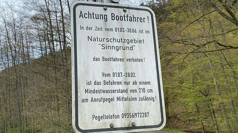 Das Bootfahren auf der Sinn ist in bestimmten Monaten verboten, besagt dieses Schild in Obersinn. Das Bootfahren auf der Sinn ist in bestimmten Monaten verboten, besagt dieses Schild in Obersinn.