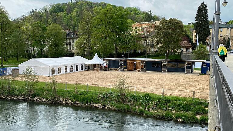 Während der Aufbauarbeiten wirkt der Stadtstrand in Bad Kissingen am 15. April noch recht karg. Das soll sich bis zur Eröffnung am 18. April freilich ändern.