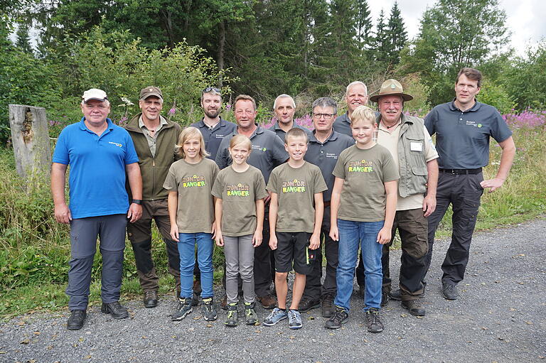 Die aktuell tätigen Ranger in der bayerischen, hessischen und thüringischen Rhön mit den Juniorrangern aus Hessen. Die aktuell tätigen Ranger in der bayerischen, hessischen und thüringischen Rhön mit den Juniorrangern aus Hessen.