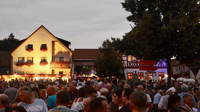 Wo sonst jährlich am letzten Juli-Wochenende an zwei Festtagen tausende Menschen aus nah und fern im Zeichen des Stammheimer Weines ein großes Fest feiern, wird heuer aufgrund des Veranstaltungsverbots bedingt durch die Corona-Pandemie gähnende Leere sein. Die gastgebenden Vereine hoffen auf eine Neuauflage der beliebten Veranstaltung im nächsten Jahr. Wo sonst jährlich am letzten Juli-Wochenende an zwei Festtagen tausende Menschen aus nah und fern im Zeichen des Stammheimer Weines ein großes Fest feiern, wird heuer aufgrund des Veranstaltungsverbots bedingt durch die Corona-Pandemie gähnende Leere sein. Die gastgebenden Vereine hoffen auf eine Neuauflage der beliebten Veranstaltung im nächsten Jahr.