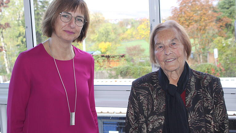 Lieselotte Schmitt (rechts) freute sich über die Glückwünsche von Karlstadts Dritter Bürgermeisterin Anja Baier zu ihrem 90. Geburtstag.