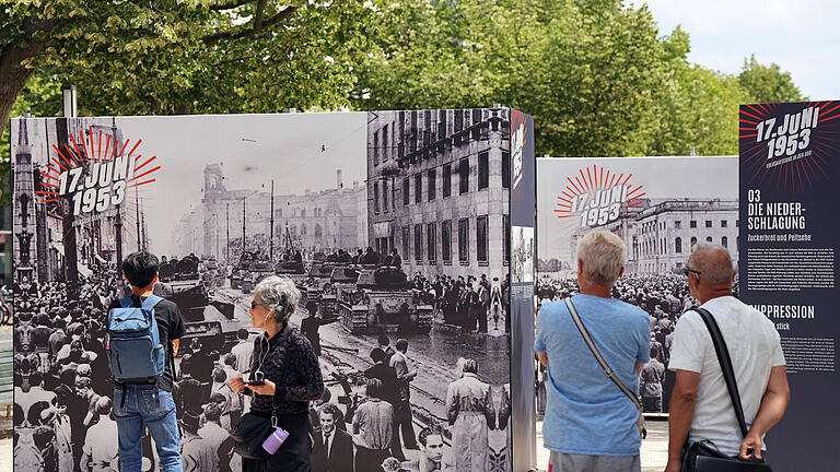 Ausstellung zum 17. Juni 1953 eröffnet       -  In Berlin erinnert eine Freiluft-Ausstellung an den gescheiterten DDR-Aufstand am 17. Juni 1953. Insgesamt aber verblasst das Gedenken daran.