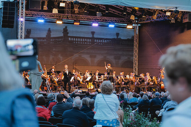Der Sänger nahm zusammen mit der 'festival:philharmonie westfalen' das Publikum mit auf eine Reise durch zahlreiche Evergreens des bekannten Entertainers. Der Sänger nahm zusammen mit der 'festival:philharmonie westfalen' das Publikum mit auf eine Reise durch zahlreiche Evergreens des bekannten Entertainers.