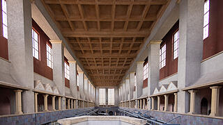 Rundgang mit Architekt Knab im Schlachthof Bad Kissingen       -  Bad Kissingen, Schlachthof, 03.08.2023, Rundgang mit Architekt Knab im Schlachthof Bad Kissingen. 

Einer der planenden Architekten macht mit uns einen Rundgang durch den Schlachthof (Gefrier-, Kühl-, Pökelraum), der im Innern wie eine Kathedrale wirkt. Oben von der Galerie aus konnten früher Kurgäste den Schlachtbetrieb verfolgen - gegen Eintritt, versteht sich. Zu sehen sind noch alte technische Anlagen, zum Beispiel eine Kühlanlage der Firma Linde, die offiziell nun Industriedenkmal werden soll.